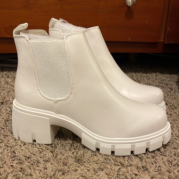 Soda Shoes - Tilly’s White Chunky Chelsea Boots. Size 7.